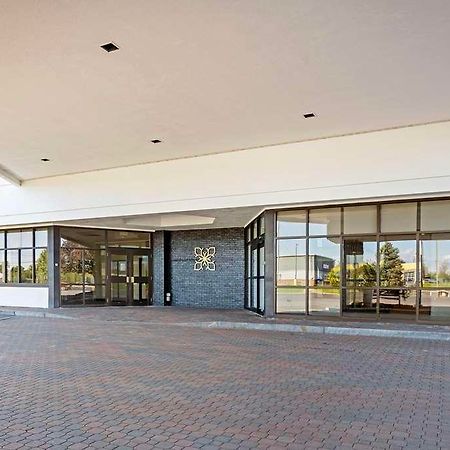 The Lux Hotel & Conference Center, Ascend Hotel Collection ウォータールー エクステリア 写真